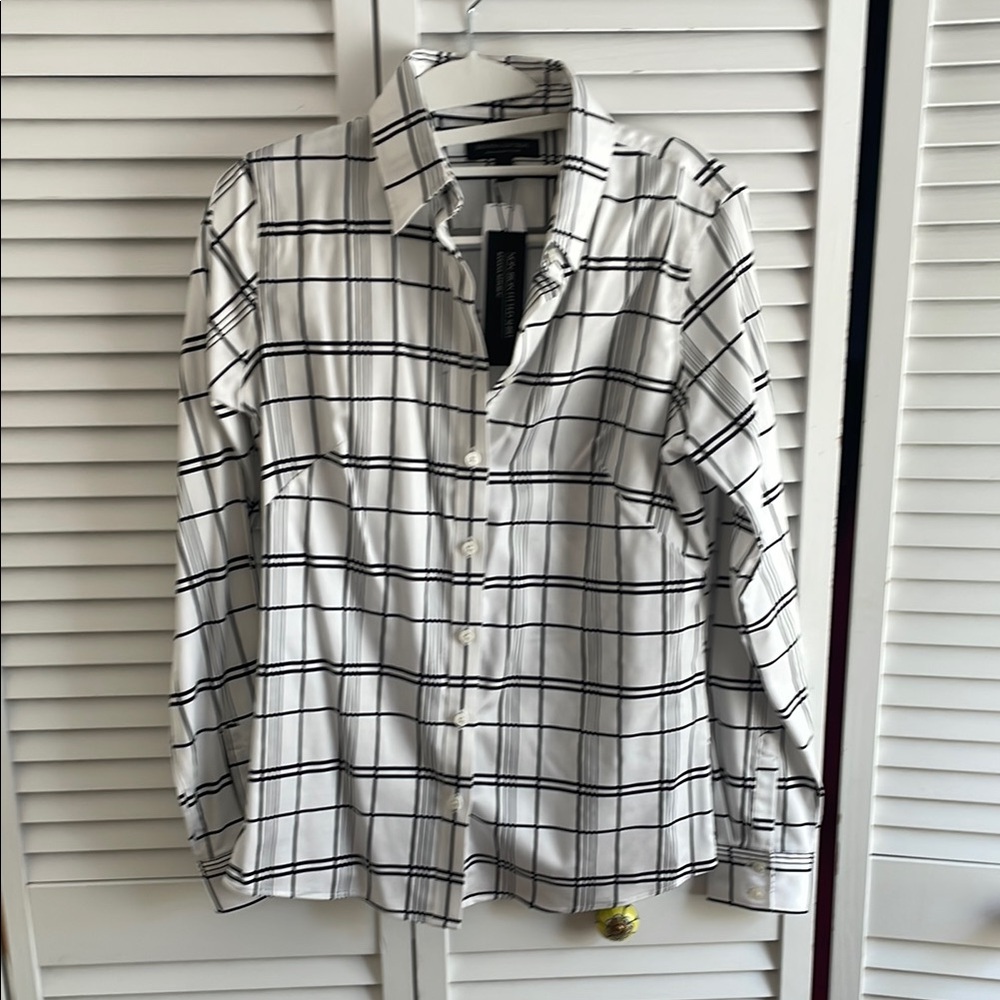 Banana Republic Women’s non-iron fitted blouse, size 8 in black and white. NWT